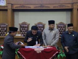 Ketua DPRD muaro jambi pimpin rapat paripurna penyampaian pendapat RAPERDA