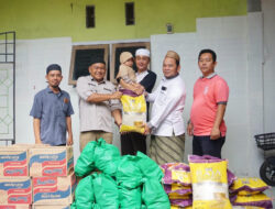 Penjabat Bupati Bachyuni Beserta Sekda memberikan bantuan Sembako Ke Pesantren Terdampak Banjir