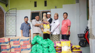 Penjabat Bupati Bachyuni Beserta Sekda memberikan bantuan Sembako Ke Pesantren Terdampak Banjir
