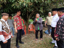 Pj Bupati Muaro Jambi Bachyuni Bersama Sekda Memberikan Bantuan Korban Kebakaran
