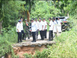 Pj Bupati Raden Najmi Tinjau Jalan Longsor di Desa Mendalo Darat