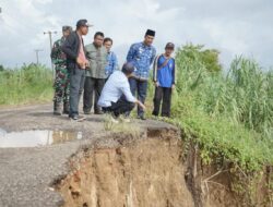 Pj Bupati Raden Najmi Didampingi Kadis PUPR Tinjau Jalan Longsor