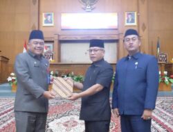 Ketua DPRD Aidi Hatta Ketua DPRD Muaro Jambi Pimpin Rapat Paripurna Tentang Pandangan Umum Fraksi-Fraksi Dewan terhadap 3 Rancangan Peraturan Daerah (Ranperda) Kabupaten Muaro Jambi 2025