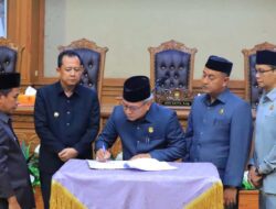 Ketua DPRD Kabupaten Muarojambi Pimpin Rapat Paripurna Setujui 7 Ranperda Tahun 2025