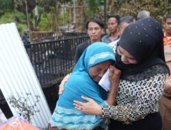 Ketua TP PKK Ririn Novianty Beri Bantuan Korban Kebakaran di Desa Pudak Kumpeh Ulu
