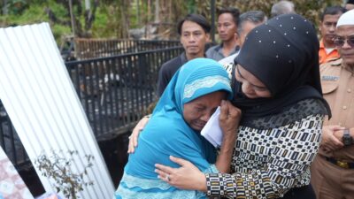 Ketua TP PKK Ririn Novianty Beri Bantuan Korban Kebakaran di Desa Pudak Kumpeh Ulu