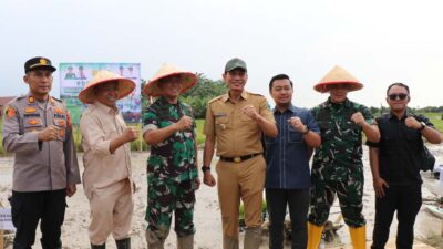 Bupati Batang Hari Berpartisipasi dalam Gerakan Tanam Padi Serentak ,MFA Sebut ini bentuk nyata jaga ketahanan pangan