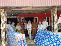 Peduli Korban Kebakaran, Anggota DPRD Fraksi Gerindra Ade Erma Suryani Berikan Bantuan di Desa Arang-Arang.